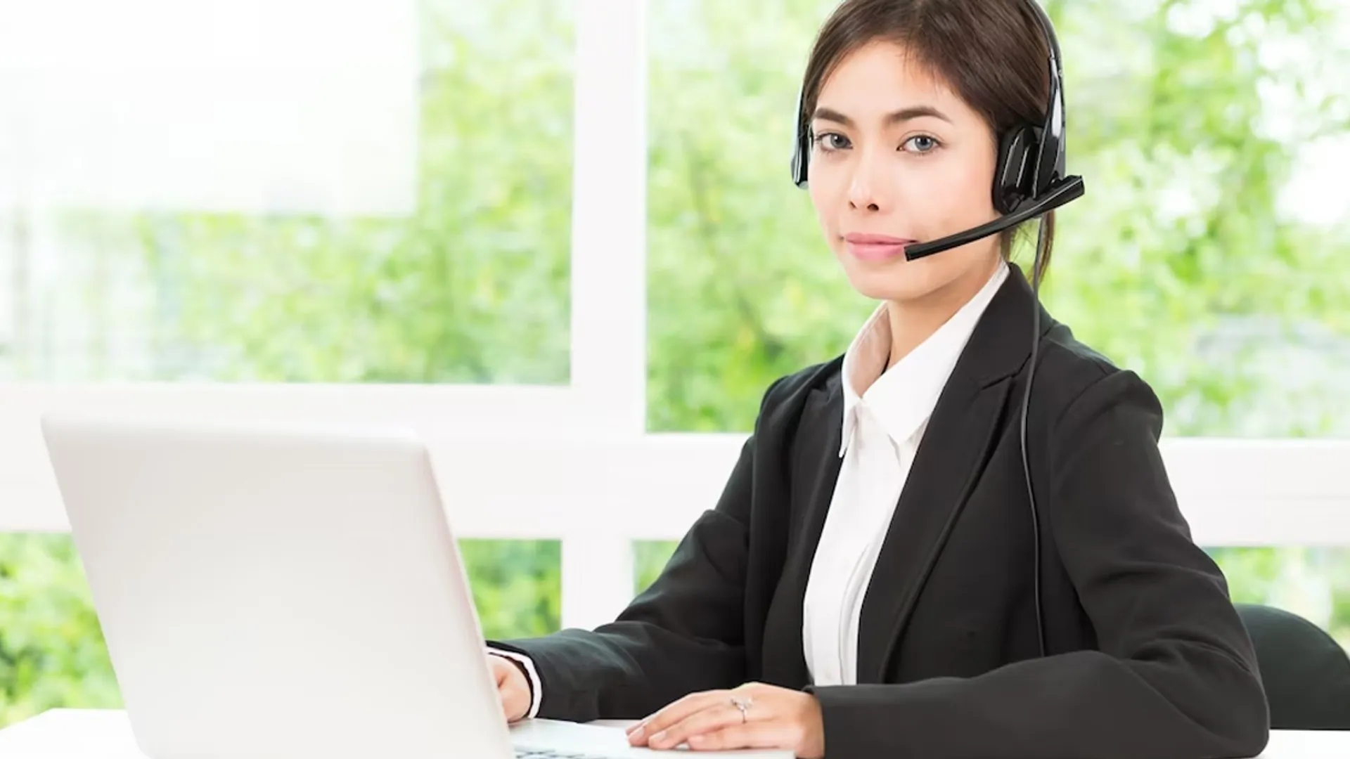 Đội ngũ hỗ trợ khách hàng MCW88 luôn sẵn sàng 24/7