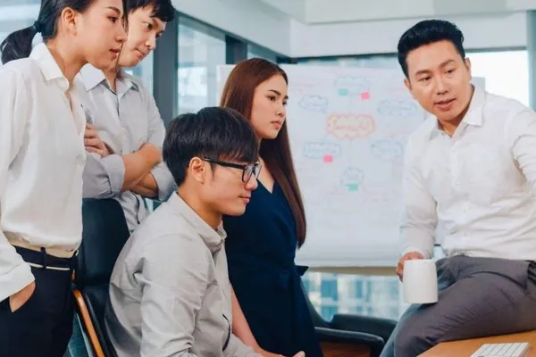 Hình ảnh esports với người chơi và khán giả