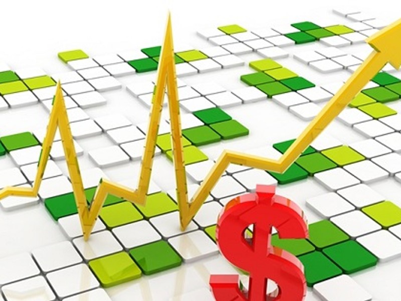 Người chơi đang phân tích các con số chiến thắng trên màn hình