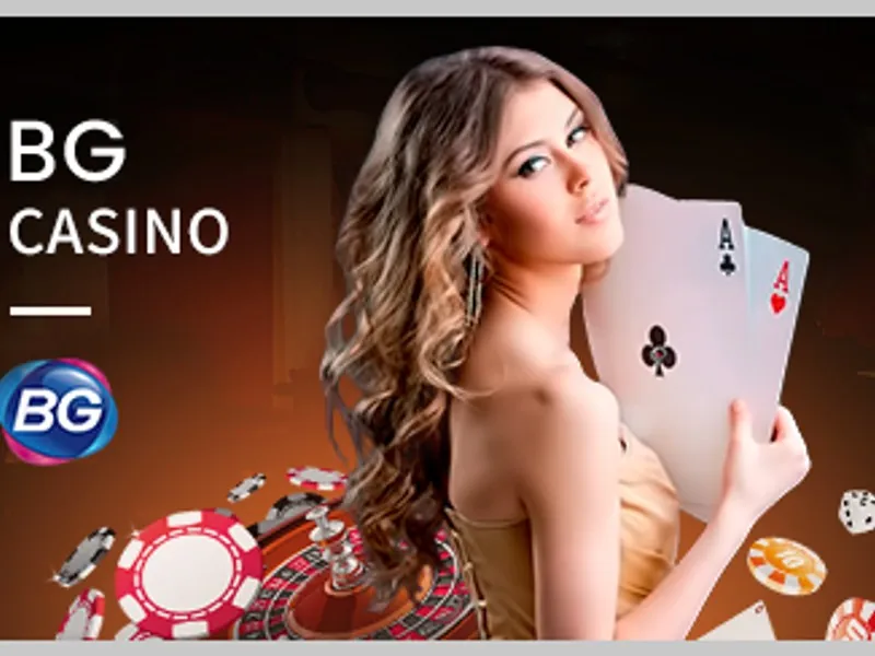 Bàn chơi Blackjack với người chia bài và tay bài của người chơi tại MCW